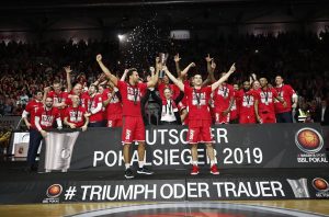 easyCreditBBL: Un triple de Nikos Zisis da a Bamberg el título de Copa frente al ALBA