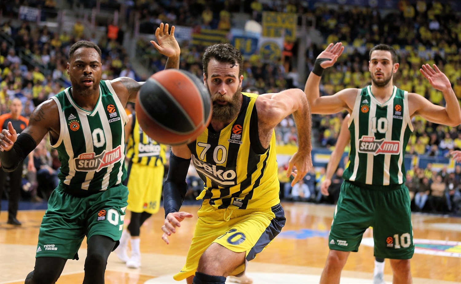 SbEu: Fenerbahce aniquila a PAO, Kuzminskas y James lideran la victoria ante Darussafaka