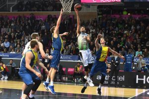 Alarma en la Penya: Después del KO de Dawson, Dakota Mathias con molestias