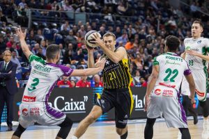 Iberostar Tenerife no da opción a Unicaja (88-78) y será el primer semifinalista