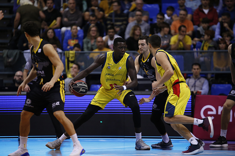 Zoco europeo: Bobby Brown y Landing Sane, a Mornar Bar; Joey Dorsey, a Panionios