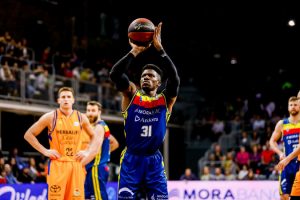 Mientras Ennis vuelve a Zaragoza, Dawson se queda en Badalona