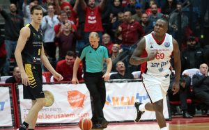 Hapoel e Iberostar Tenerife lo dejan todo para el segundo partido (75-73)