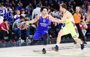 El Barça se rinde ante Larkin y pierde el average (92-70)