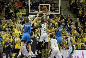 Mathias Lessort machaca el aro para culminar la remontada de Unicaja ante ALBA (90-91)