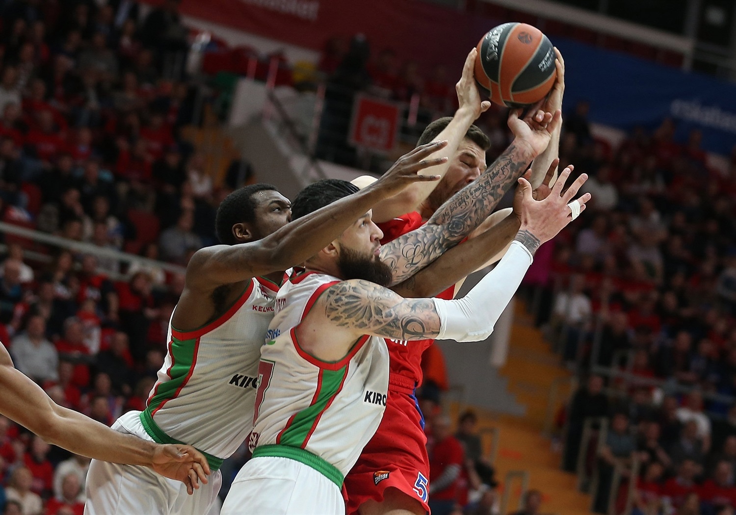 Kirolbet Baskonia rompe su maldición en Moscú e iguala la eliminatoria (68-78)