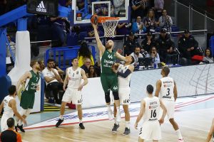 Brandon Davies certifica la clasificación de Zalgiris Kaunas (86-93)