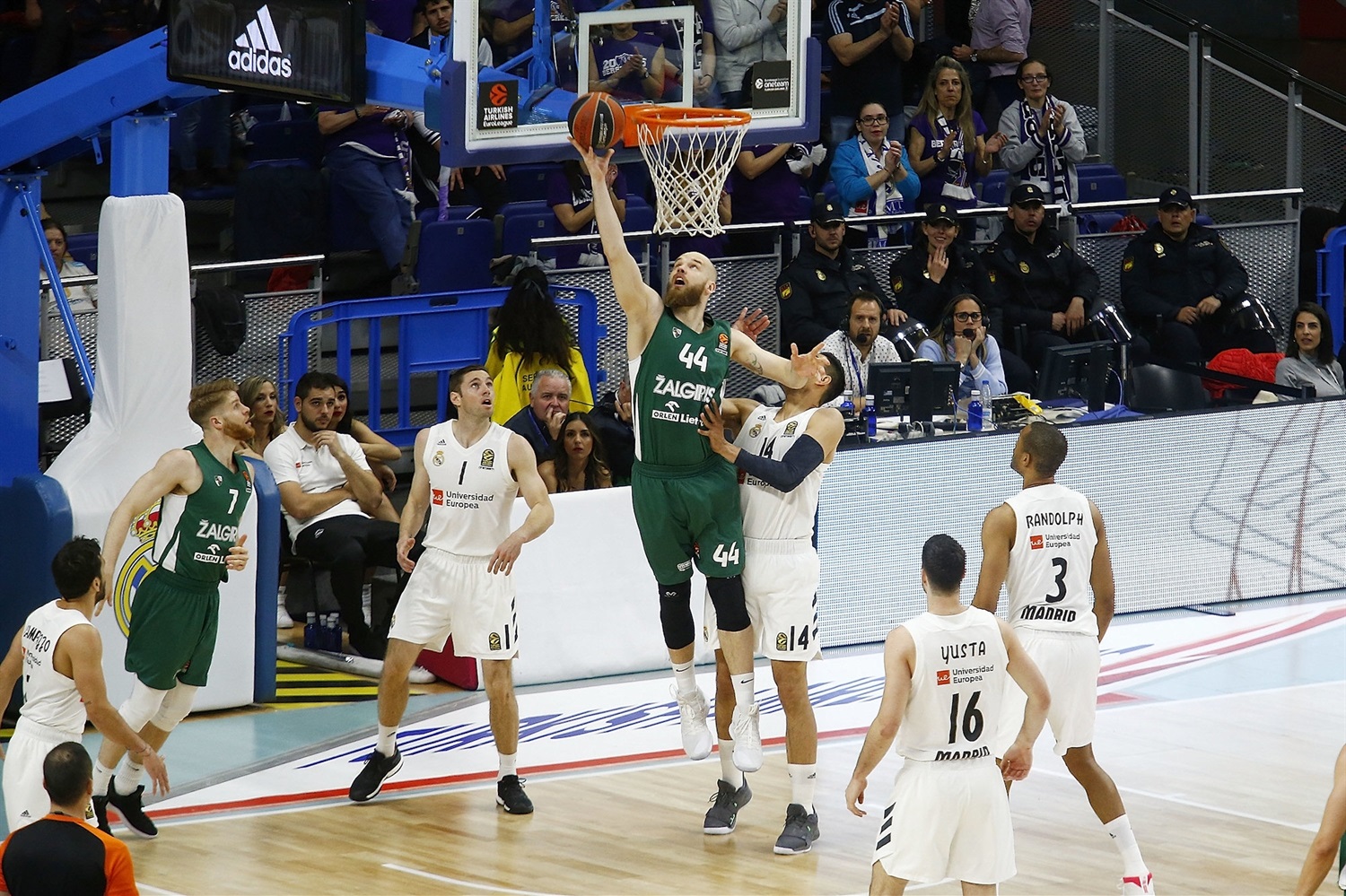 Brandon Davies certifica la clasificación de Zalgiris Kaunas (86-93)