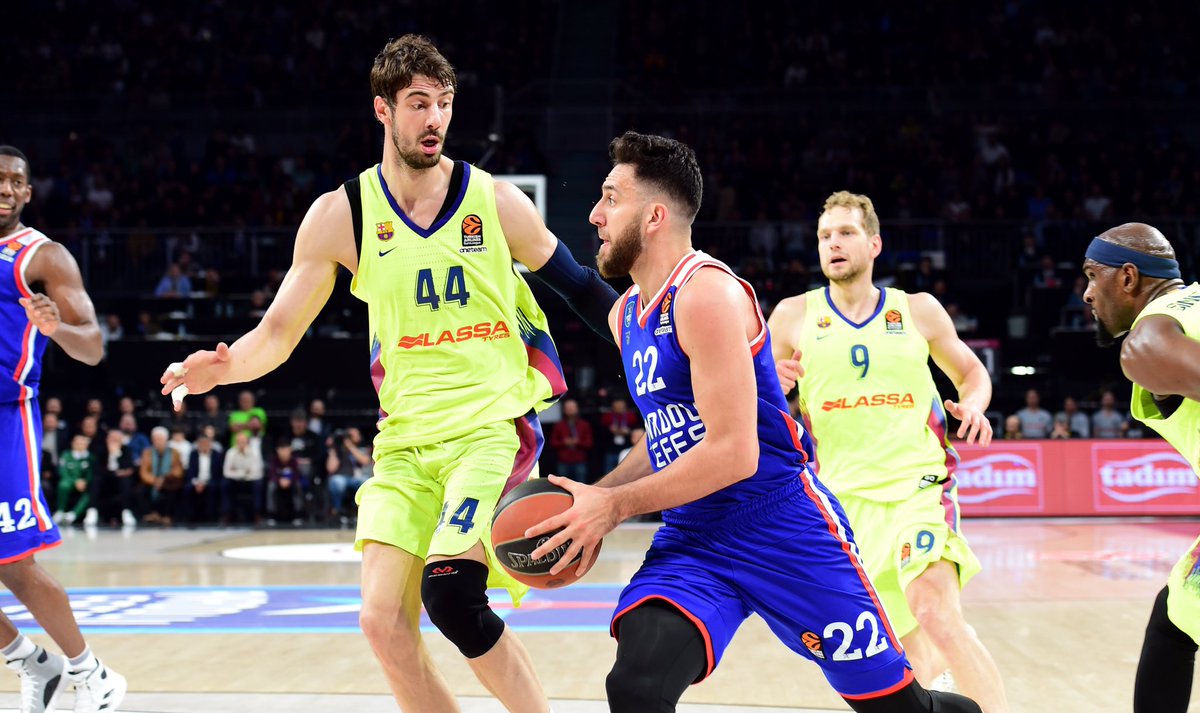 El Anadolu Efes se lleva la primera victoria ante el Barça Lassa (75-68)