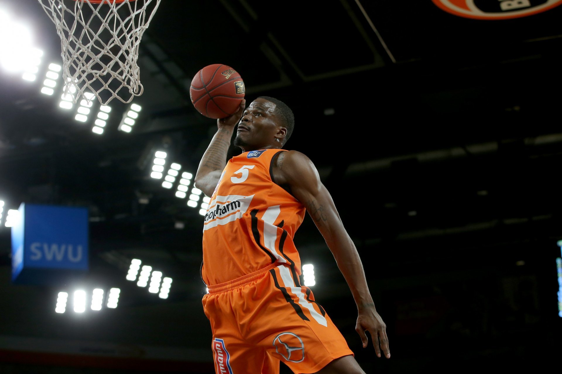 Javonte Green vuela alto en la Bundesliga