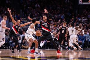 Playoffs NBA: Unos Blazers hambrientos de victoria se llevan el factor campo de Denver