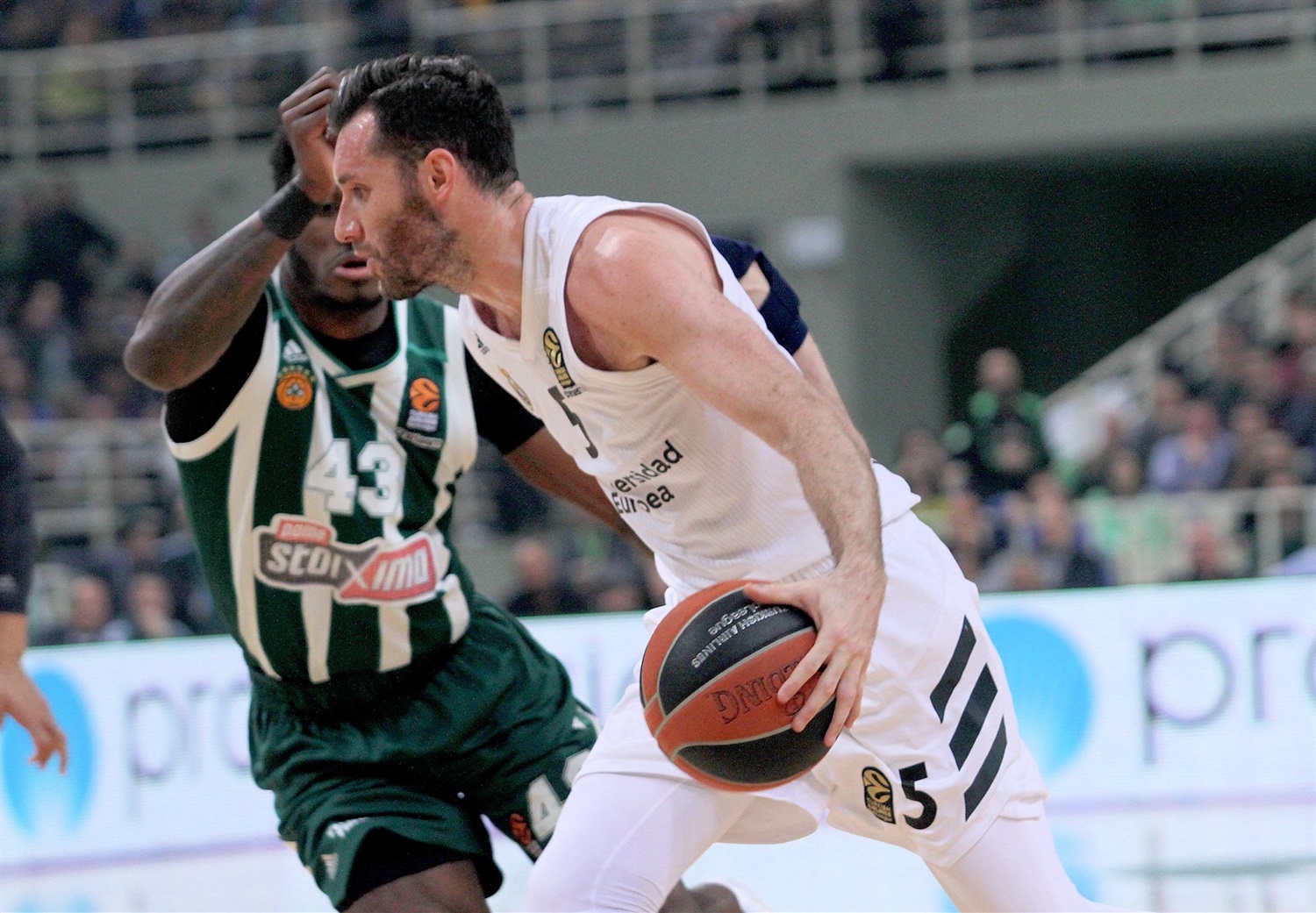 Rudy anota el triple de la temporada para culminar la remontada en el OAKA (73-74)