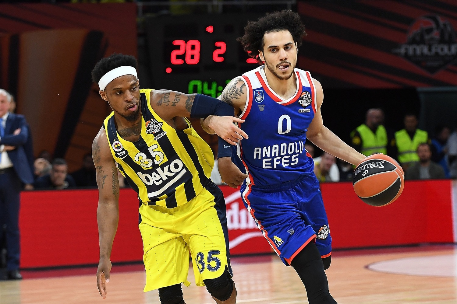 El Anadolu Efes se lleva el gran derbi turco con un pletórico Shane Larkin (73-92)