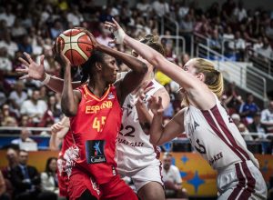 España desaprovecha la ventaja y acaba sufriendo para vencer a Letonia (56-59)