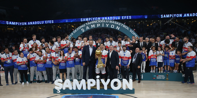 Anadolu Efes asalta el trono de Fenerbahce y se alza con el título de la liga turca