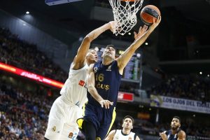 Kostas Sloukas y el lanzamiento exterior pueden con el Real Madrid a domicilio (83-86)