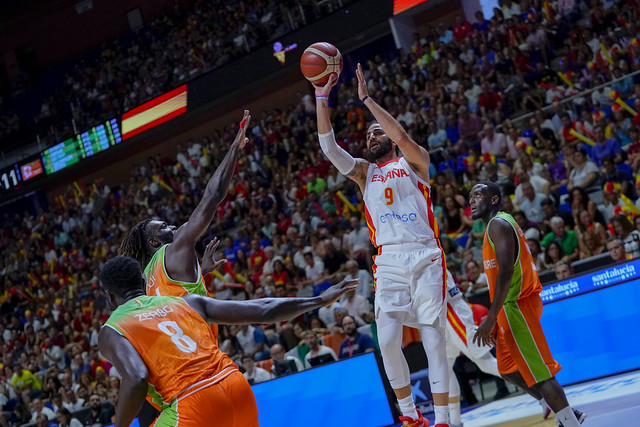 Ricky acompaña a los hermanos Hernangómez en la segunda victoria de España (79-62)