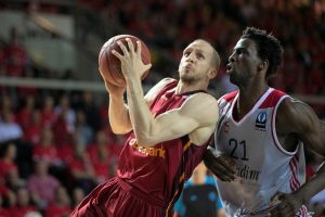 Strasbourg viajará a Estambul con una renta de cuatro puntos (66-62)