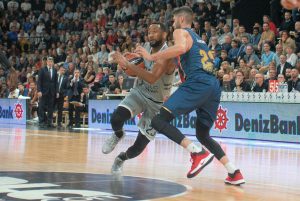 Un flojo Baskonia se la pega ante el ASVEL (66-63)