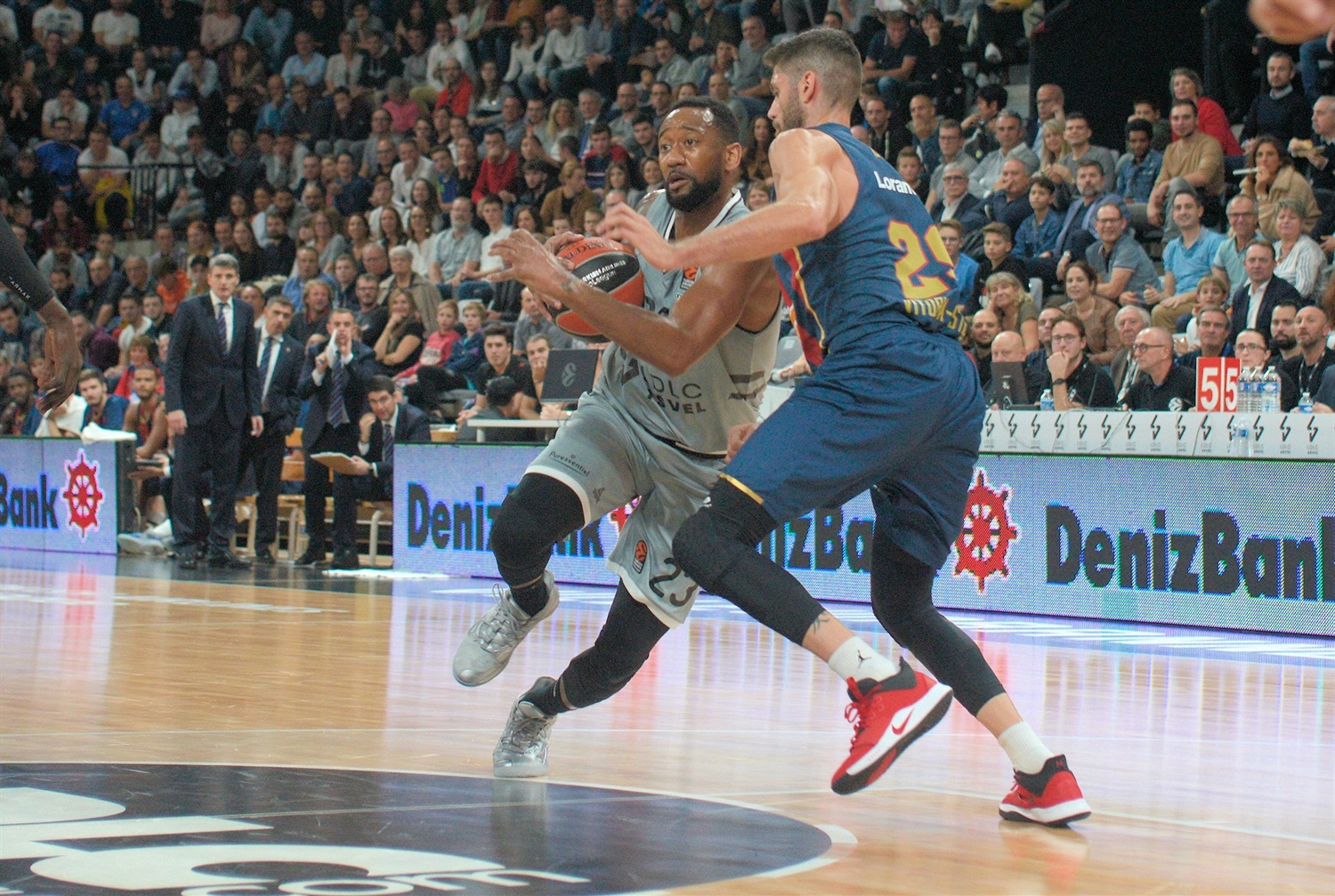 Un flojo Baskonia se la pega ante el ASVEL (66-63)