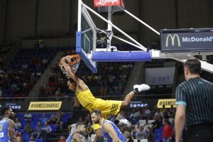 Marcelinho y Shermadini cierran un partido que se complicó en el último cuarto (72-68)