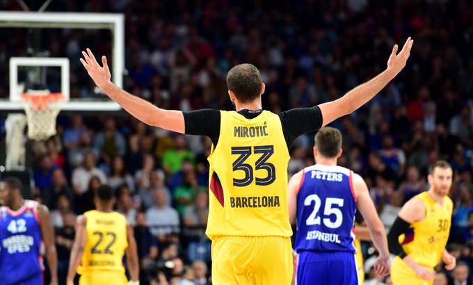 Mirotic le da la victoria al Barça ante el Efes (64-74)