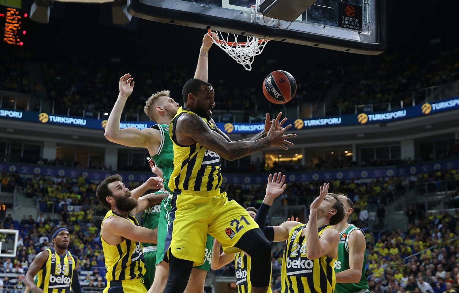 Euroliga (J6): Fenerbahce en crisis pierde ante Zalgiris, mientras CSKA gana el duelo ruso