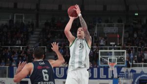 La Penya cae ante el Brescia pero salva el average (87-83)