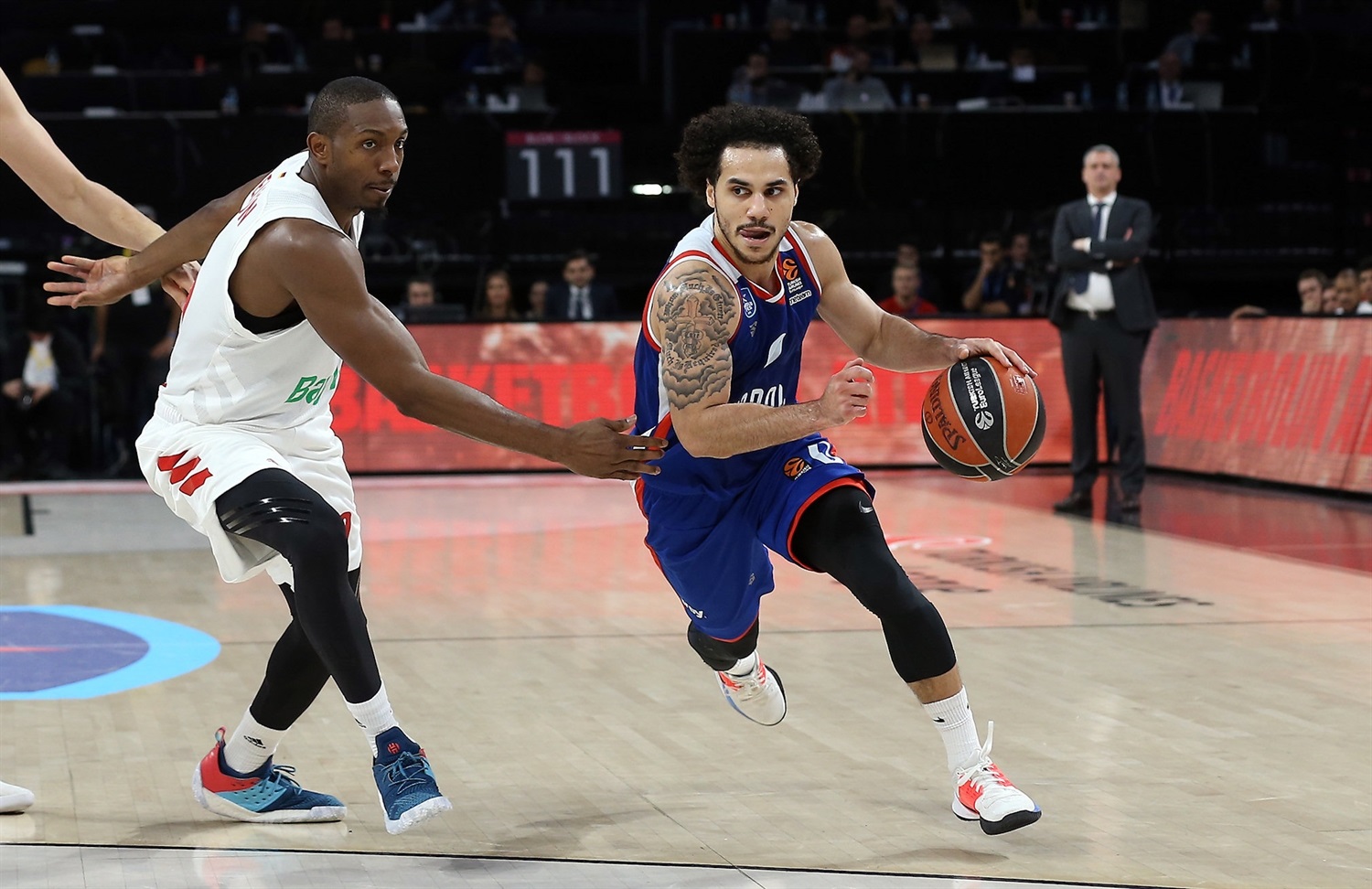 Euroliga (J11): Un Larkin de récord aniquila al Bayern con 49 puntos y 10 triples