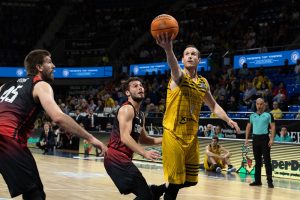 Iberostar Tenerife se marca un pletórico final para seguir invicto en la BCL (69-67)