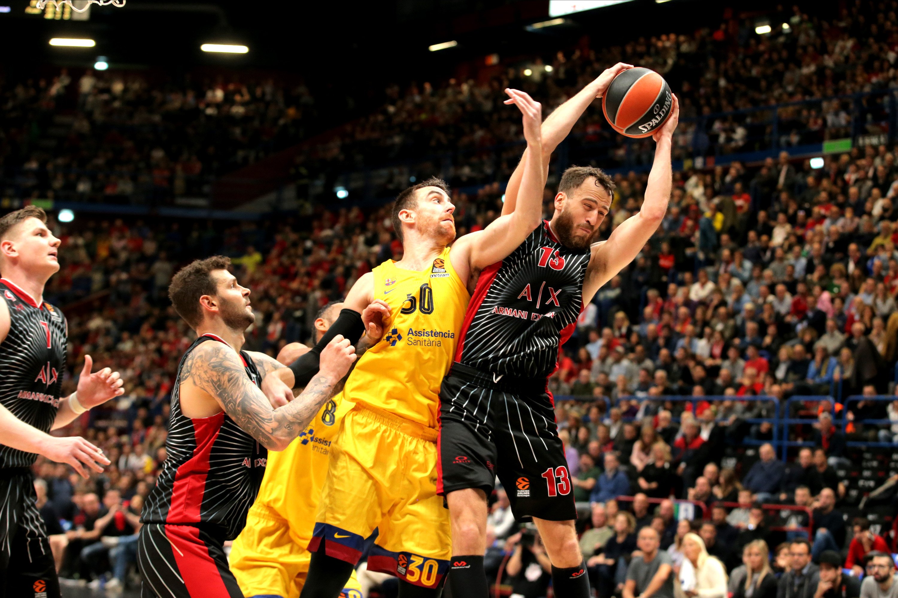 El Chacho y Scola acribillan el invicto del FC Barcelona en Europa (83-70)