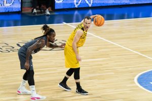 Marcelinho Huertas dirige a Iberostar Tenerife a la victoria ante Brose Bamberg