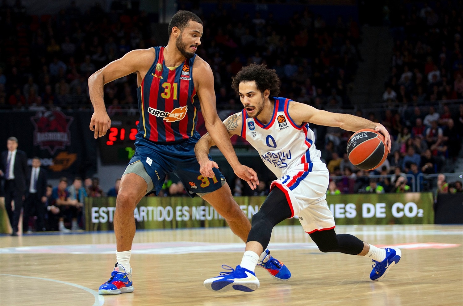 Un imparable Efes desata la tormenta en el Buesa (77-102)