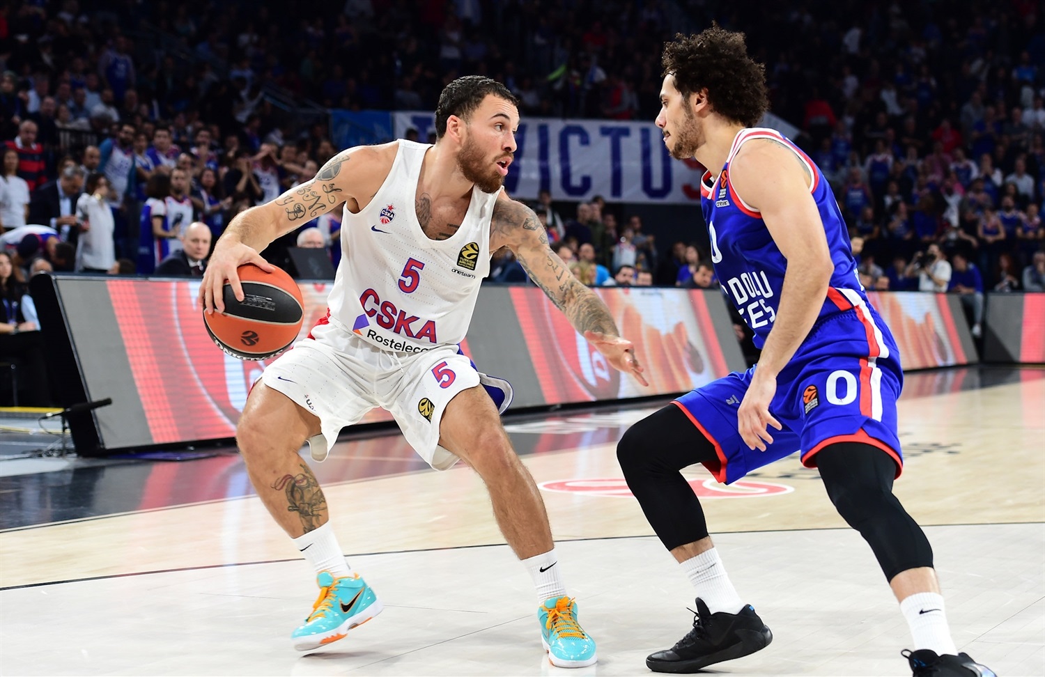 Euroliga (J15): Mike James se lleva el duelo contra Larkin. Brown derrota a Oly