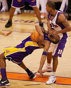 Kobe y Raja Bell hacen saltar las chispas en el Suns-Lakers