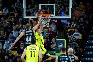 Ben Lammers amenaza el dominio taponador de Walter Tavares