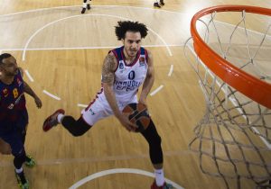 Un imperial Larkin salva a Efes de la remontada blaugrana (82-86)