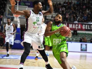 Unicaja tropieza en Turquía en su debut en el Top16 de la Eurocup (84-82)