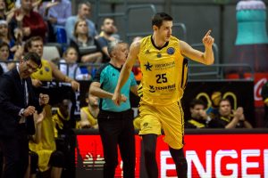 Un cuarto y medio le bastó al Iberostar para vencer al Neptunas  (90-67)