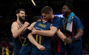 ‘Carácter Baskonia’ para remontar y seguir vivos (73-72)