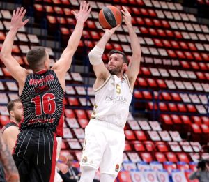 Walter Tavares y Rudy Fernández silencian a Armani Milán (73-78)