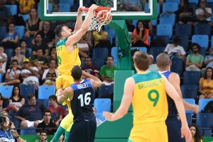 Mills y Bogut dominan a Parker, y Australia saca músculo ante Francia (87-66)