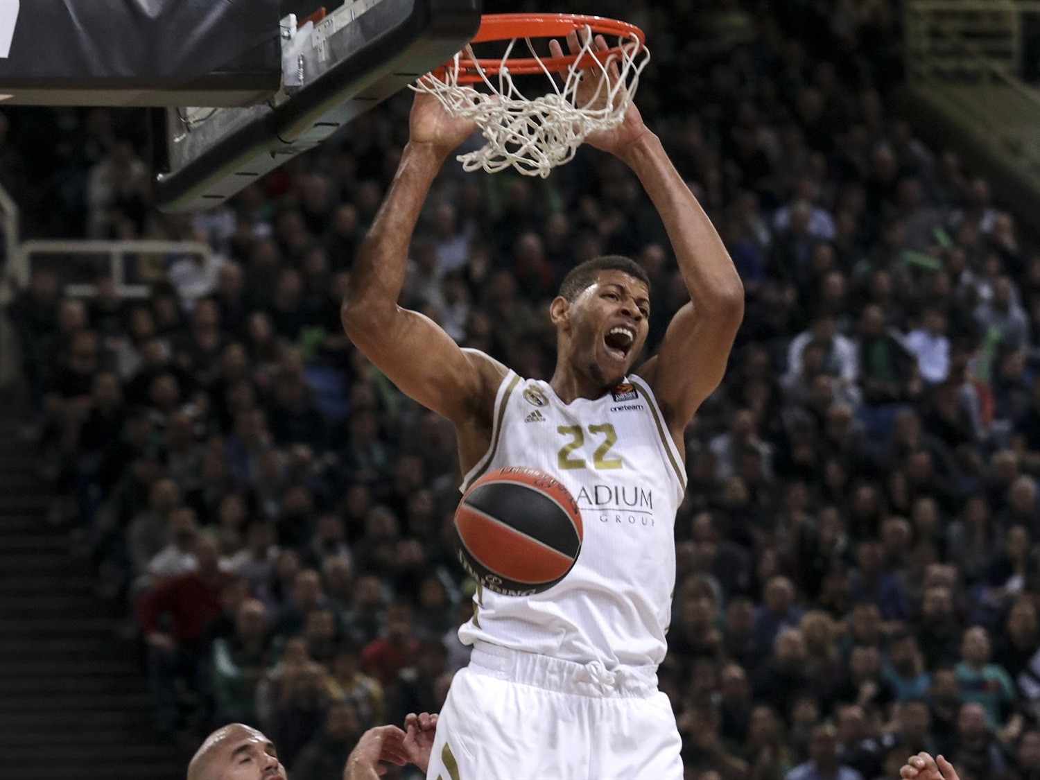 Tavares sobresale en la actuación coral merengue en el OAKA (75-87)