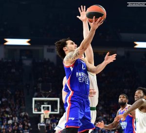 Shane Larkin destaca entre los mejores de la Euroliga