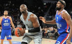 Tonye Jekiri añade músculo a la zona del Baskonia