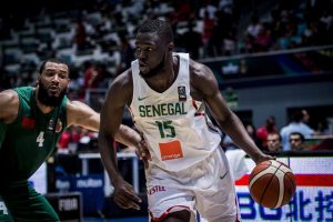 Analizando a Youssou Ndoye: Un maestro en el arte del gorro