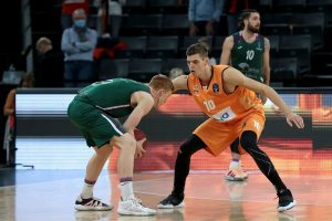 Francis Alonso y los triples dan el liderato a Unicaja en el grupo B (76-81)