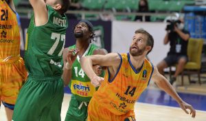 El Gran Canaria sigue mejorando ante el rival más débil de grupo (76-94)