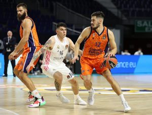 Los interiores de Valencia Basket asaltan el feudo del Real Madrid (77-93)