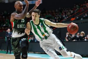 Golpe sobre la mesa de la Penya ante Unics Kazan en un doble final de infarto (91-93)